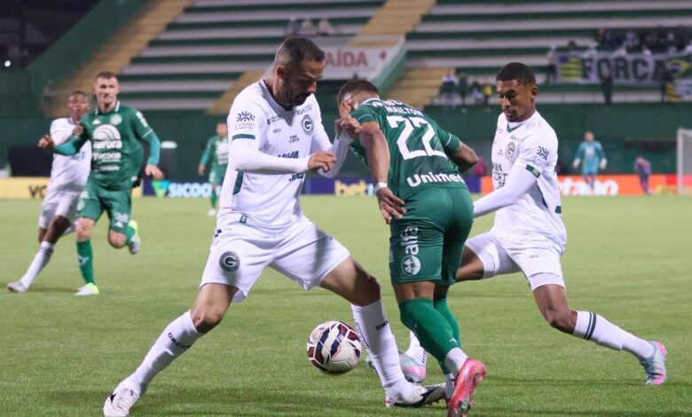 Tadeu e Anselmo Ramon marcam no fim, Goiás vira contra a Chape e mantém liderança da Série B