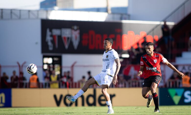 Com dois gols no fim, Atlético-GO vence Volta Redonda e sobe na tabela da Série B