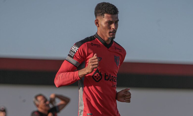 Titular mesmo doente, Alix exalta empate do Atlético-GO: 'cada ponto é importante'