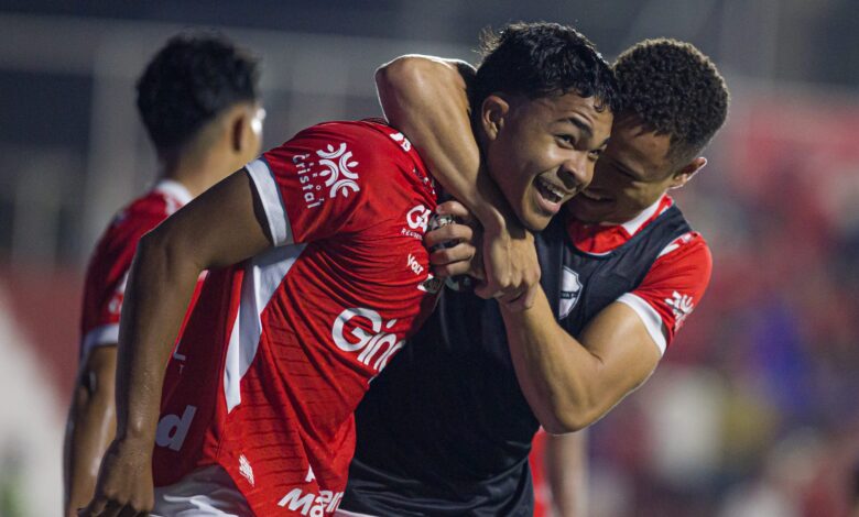 Vila Nova brilha em casa, supera CRB em crise e entra no G4 da Série B