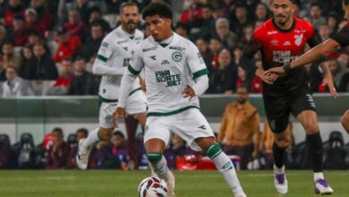 Goiás vence o Athletico-PR fora de casa e segue na cola da liderança da Série B