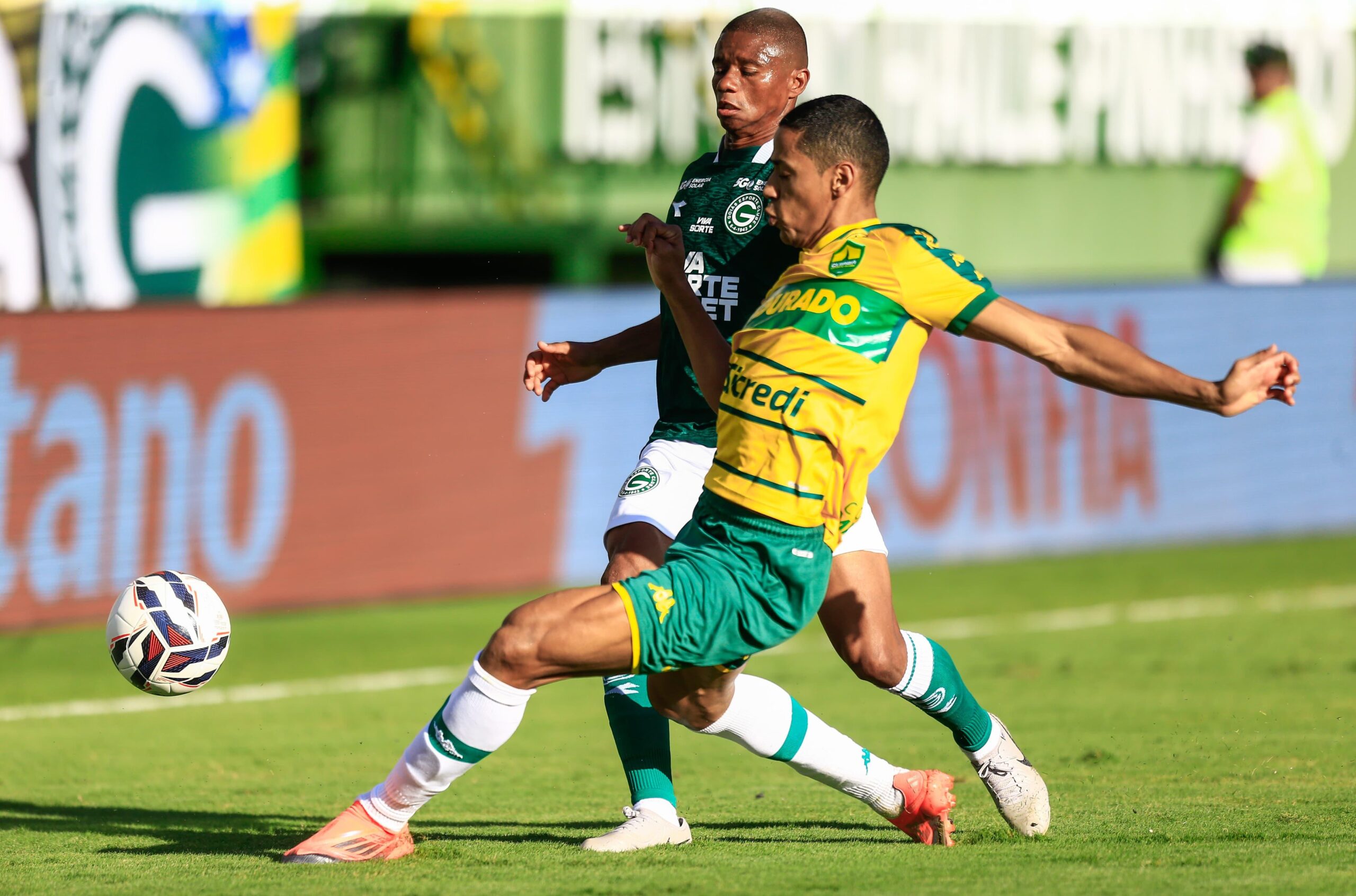 Jajá brilha, Tadeu dá duas assistências e Goiás vence o Cuiabá na Serrinha