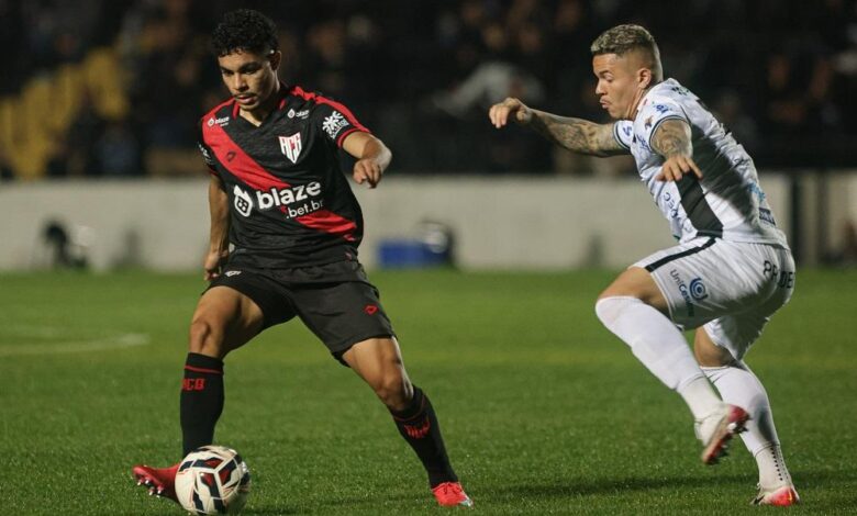 Com direito a VAR, pênaltis e expulsões, Atlético-GO é goleado pelo Operário-PR