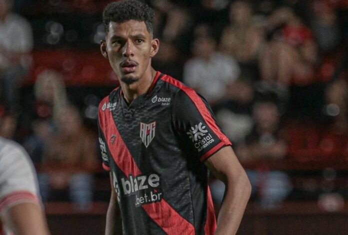 Botafogo faz proposta para ter Alix Vinícius, zagueiro do Atlético-GO, em definitivo