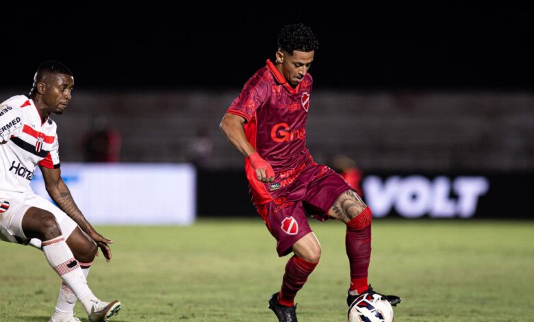 Em noite ruim, Vila Nova tem zagueiro expulso e perde para o Botafogo-SP em Ribeirão Preto