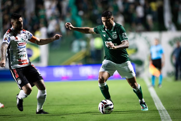 Goiás sofre pressão, mas supera o Operário-PR e retoma a liderança isolada da Série B