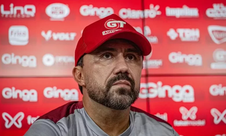 Diretoria do Vila Nova FC deve confirmar a saída do técnico Luizinho Lopes.