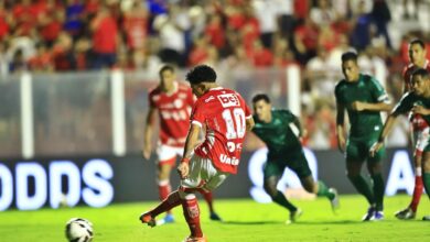 Vila Nova vacila com um jogador a mais e é derrotado pelo Coritiba no OBA