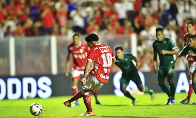 Vila Nova vacila com um jogador a mais e é derrotado pelo Coritiba no OBA