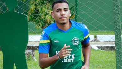 Pouco usado, atacante Zé Hugo dá adeus ao Goiás e deve seguir na Série B